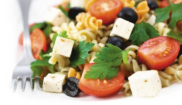 Közlenmiş biberli makarna salatası