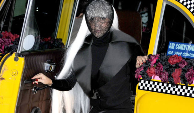 Lady Gaga kıyafeti ile yine şaşırttı
