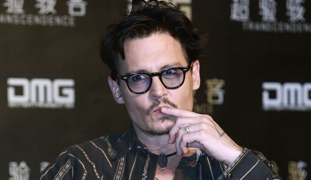 Nişan yüzüklerini gösteren gösterene