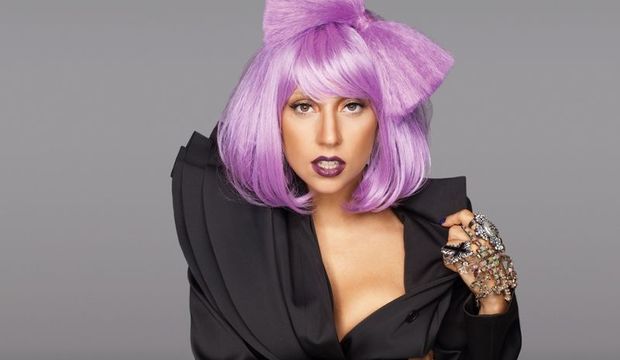 Lady Gaga sahnede giyindi