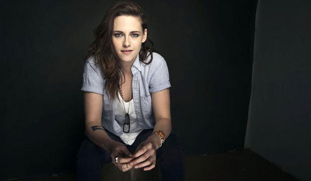 Kristen galada spor ayakkabı giydi