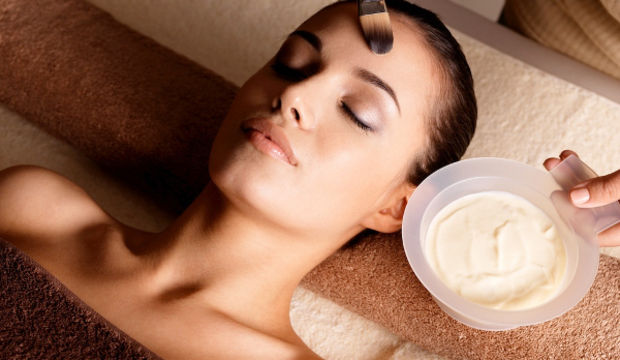 Kuruyan ciltlere tahinli maske