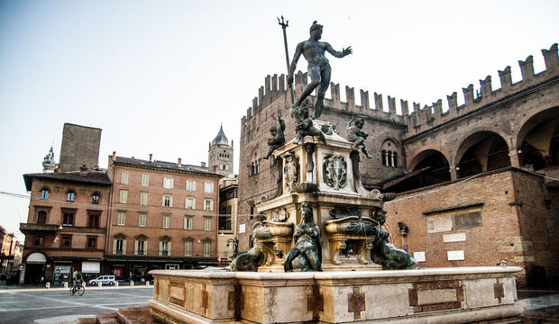 Meydanlar şehri Bologna
