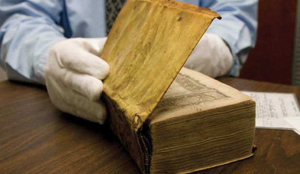 İnsan derisinden kitap sergide!