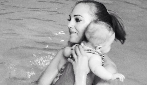 Meryem Uzerli ve Lara'nın havuz keyfi