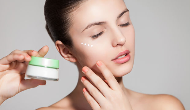 Göz çevrenizi canlandırmanın doğal yolu