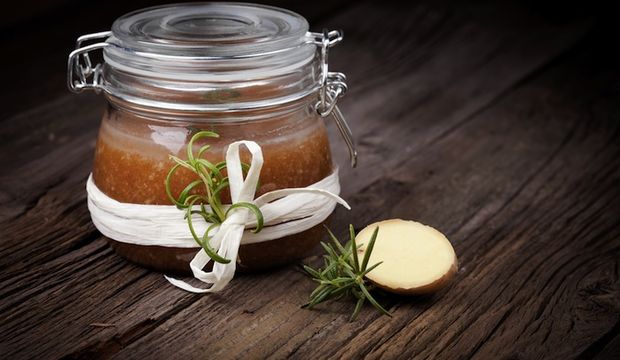 Kuruyan ve çatlayan dudaklara doğal formül