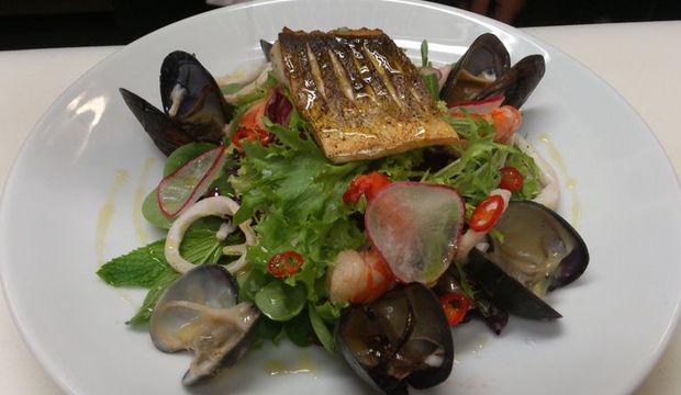 Izgara levrekli deniz ürünleri salatası