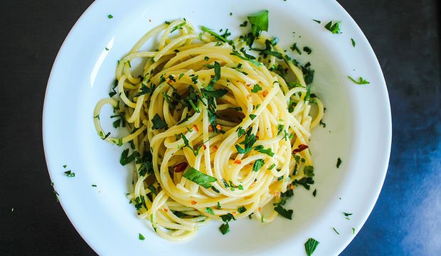 Sarımsak, zeytinyağı, kırmızı biber soslu spagetti