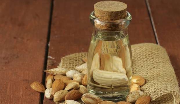 Göz torbalarından badem yağıyla kurtulun