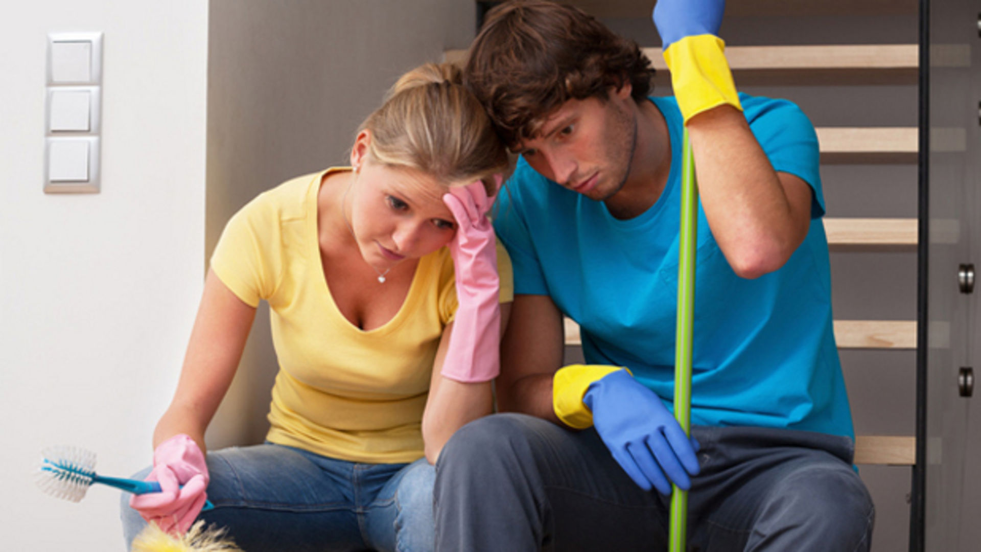 Семья мужа не помогает. Мужчина и женщина убираются. Домашние дела вместе. Совместная уборка в доме. Обязанности по дому уборка.
