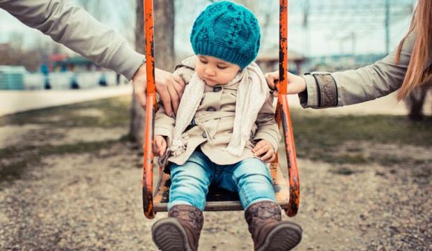 Korumacı ebeveynlerin çocukları özgüvensiz oluyor!