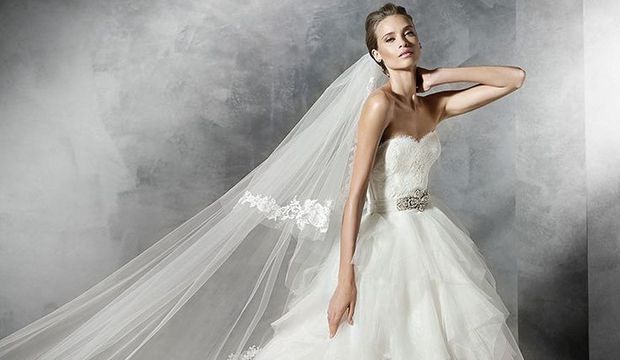 Aynı gelinliğe aşık olan en yakın iki arkadaş