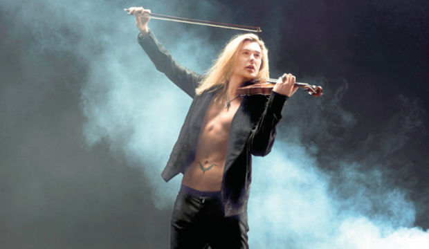 Üstsüz kemancı David Garrett