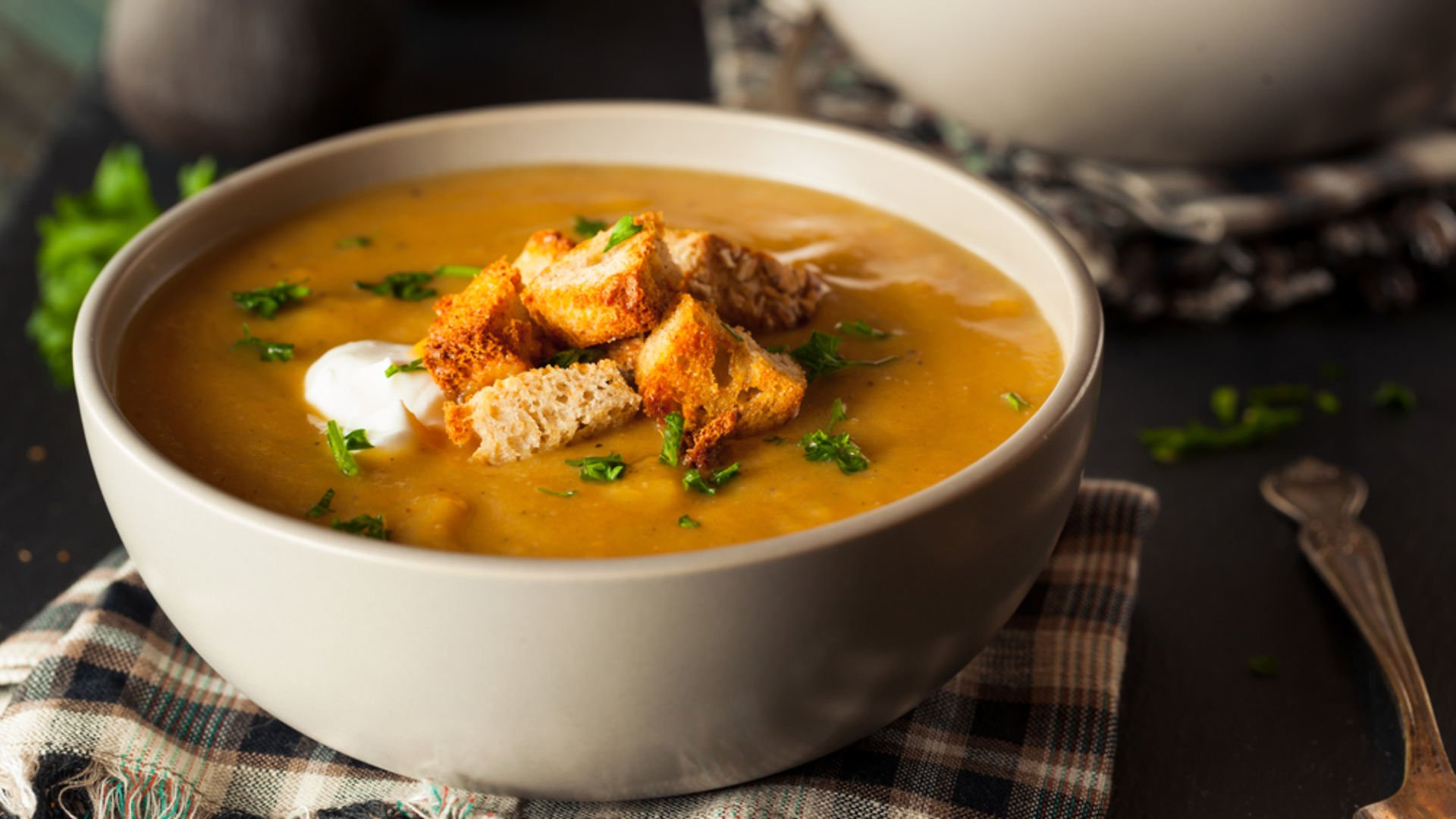 П. Горячий суп картинка. T soup. Аппетитный суп. Суп с жареным мясом.