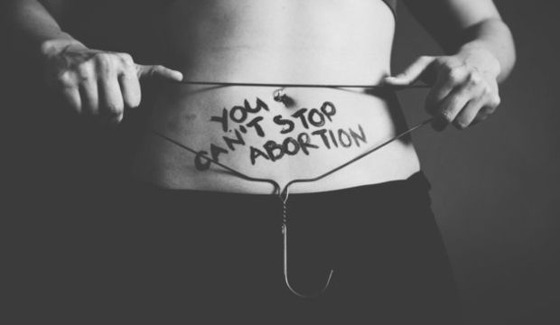 Kadın vücuduna yazılmış mesajlar