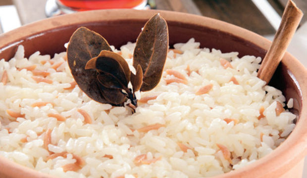 Tarçınlı defneli pilav