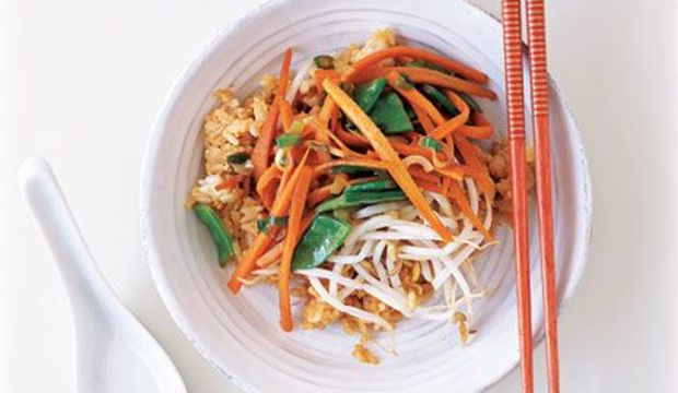 Kızarmış sebzeli pirinç