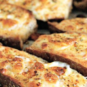 Fırında beyaz peynirli yumurtalı ekmekler