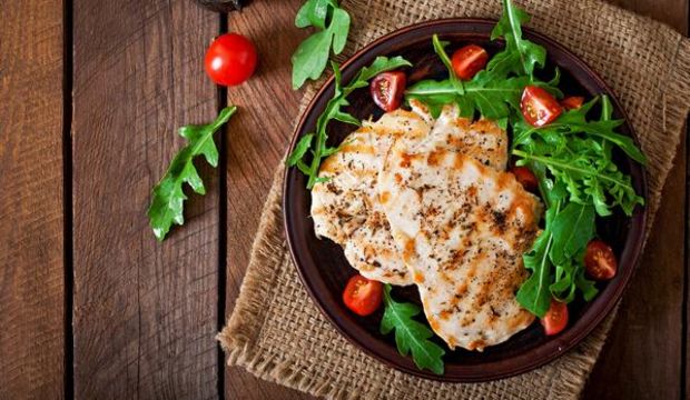 Kavrulmuş sebzeler eşliğinde hardallı tavuk