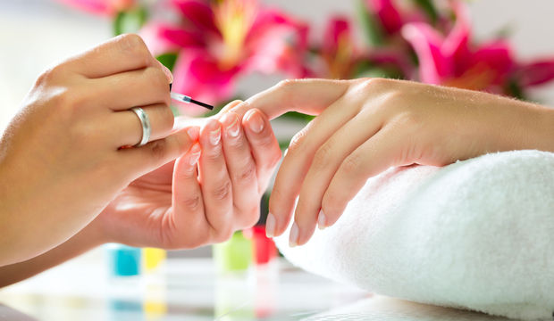 Ellerinizin daha genç görünmesini nasıl sağlarsınız?