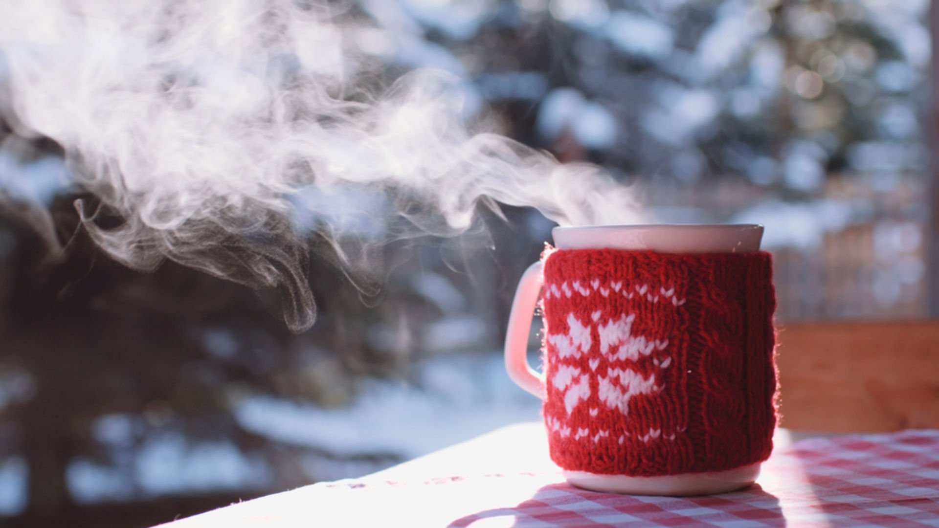 Горячий кофе в зимнее утро