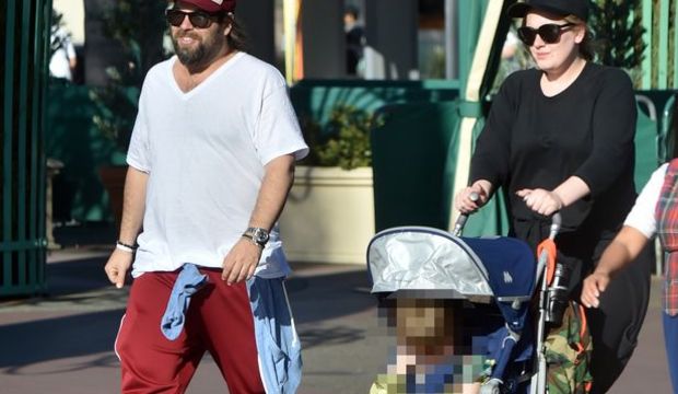 Adele oğluna prenses kostümü giydirdi