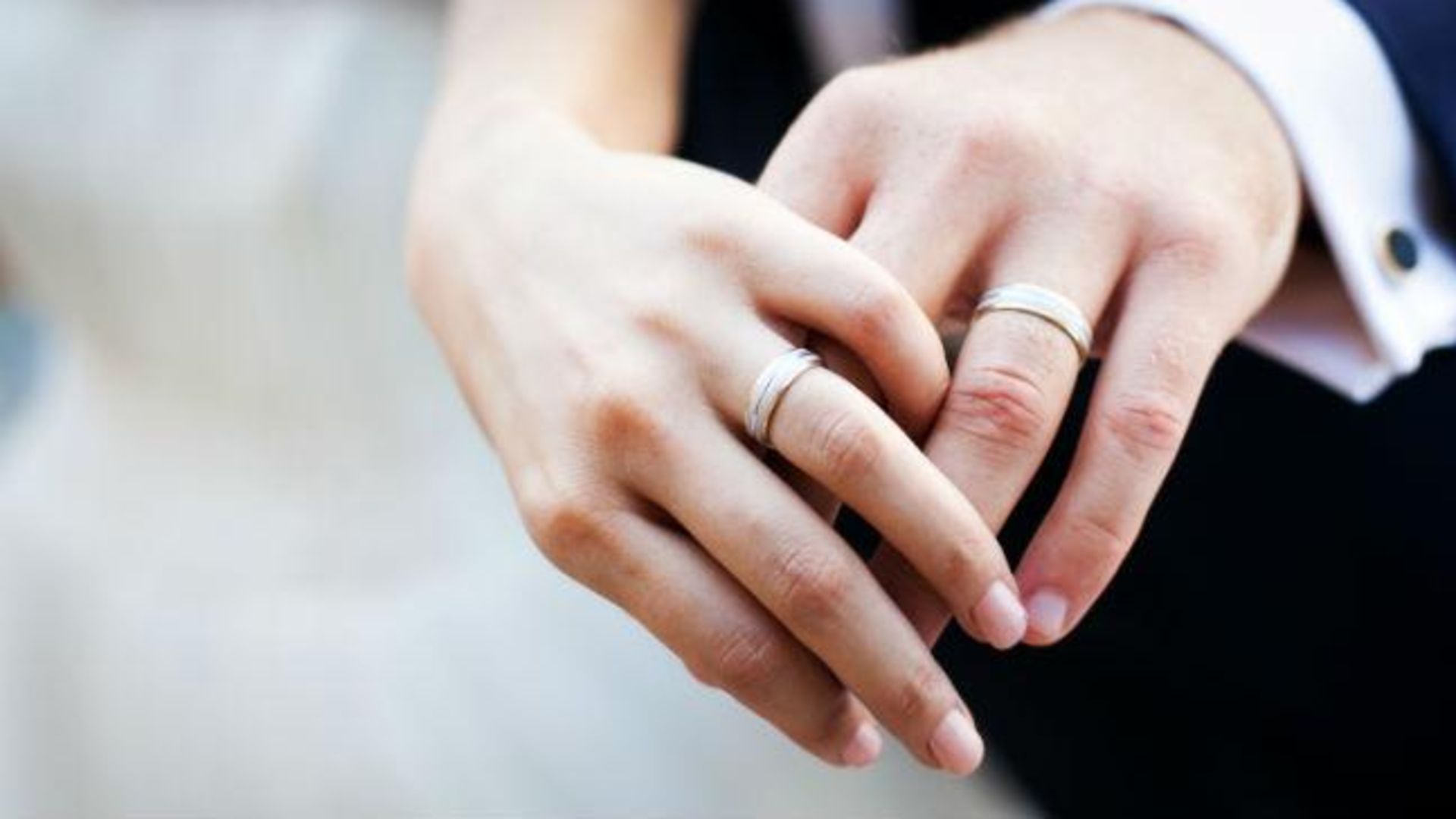 На какой руке носят армяне обручальное кольцо. Обручальные кольца на руках. Красивые обручальные кольца на руках. Кольца молодоженов. Кольцо на пальце.