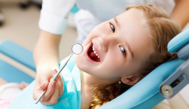 Çocuklar bu yöntemle diş tellerine veda ediyor!