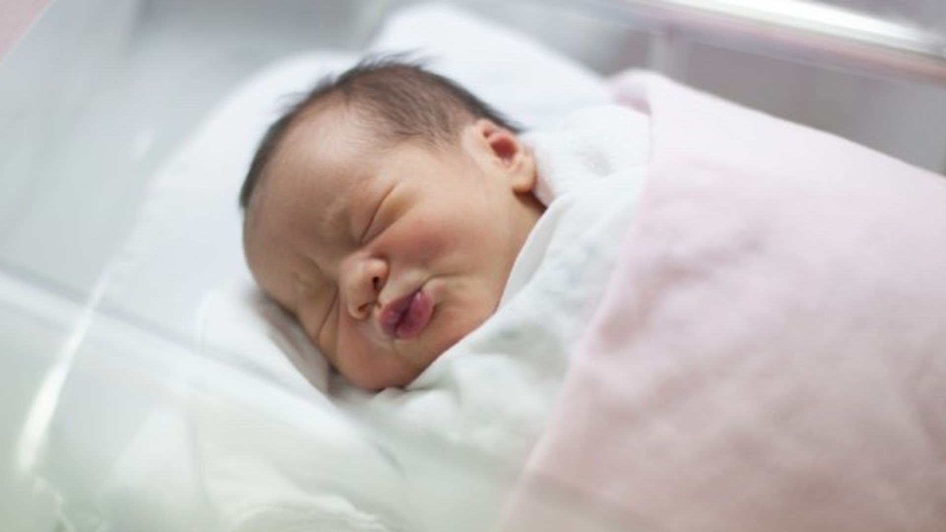 Ребенок первые дни после родов. Новорожденный ребенок.