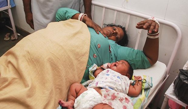 Hindistan'da 6,8 kilogram kız bebek dünyaya geldi   
