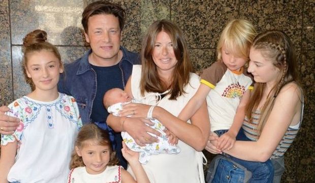 Jamie Oliver ve ailesi yeni bebekleriyle gündemde