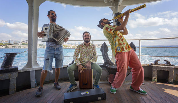 Vapurda müzik, eğlence Dalganabak