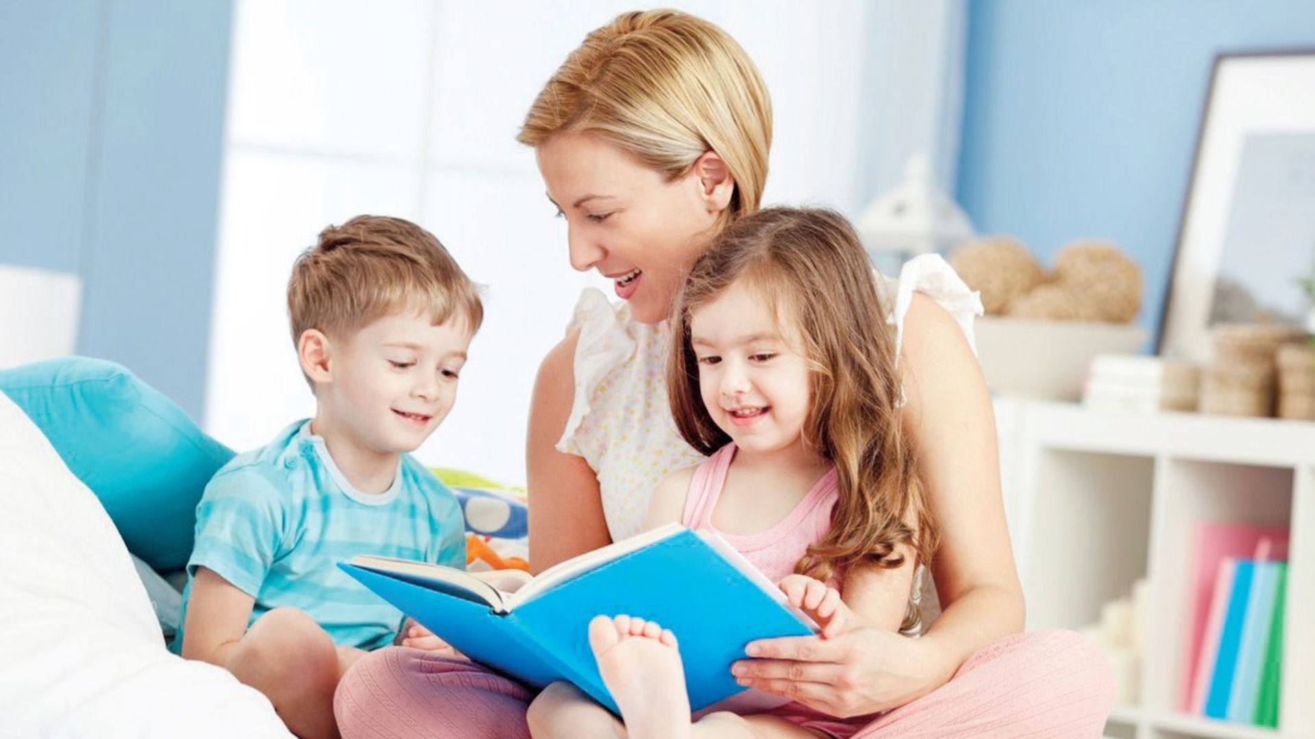 Читать мама с другом. Книги для детей. Воспитание. Семейное чтение. Мама читает ребенку.