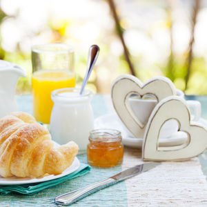 İkna etmek için kahvaltıya çıkarın!