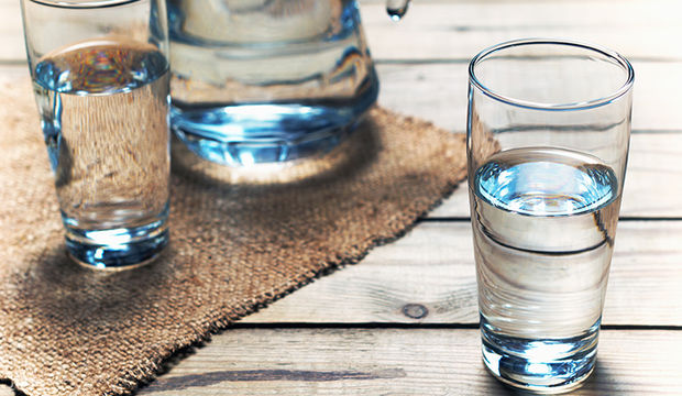 Ağız kokusunu su içerek önleyin