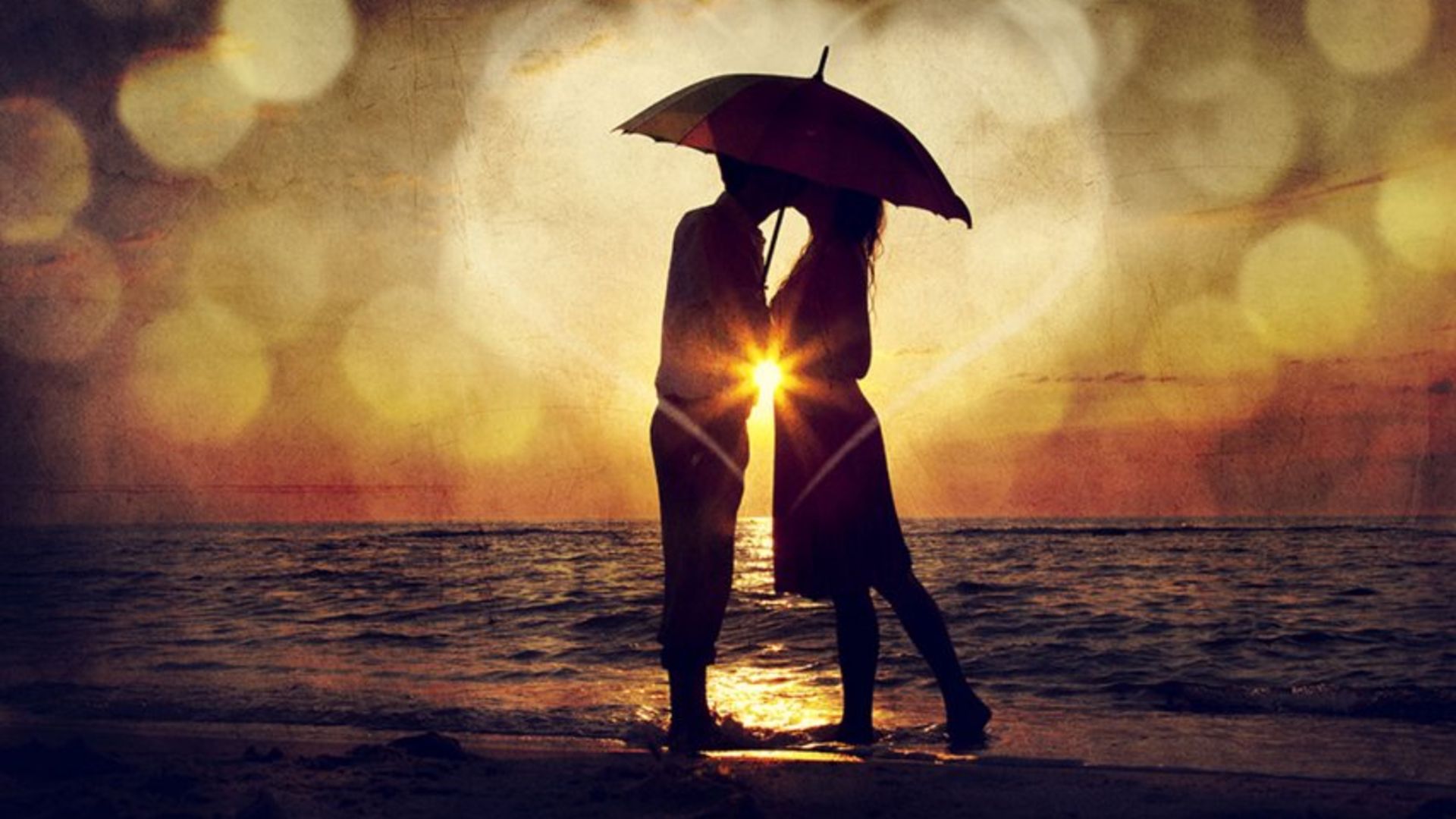 Путешествие на встречу любви. Поцелуй под зонтом. Пара под зонтом. Парень и девушка под зонтом. Двое под зонтом.