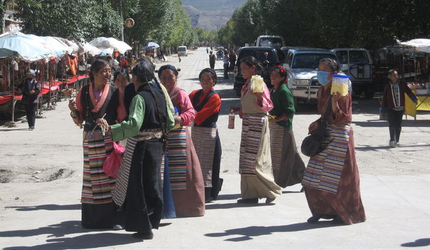 Dünya kadınlarını yakın plana alan kadın gezgin