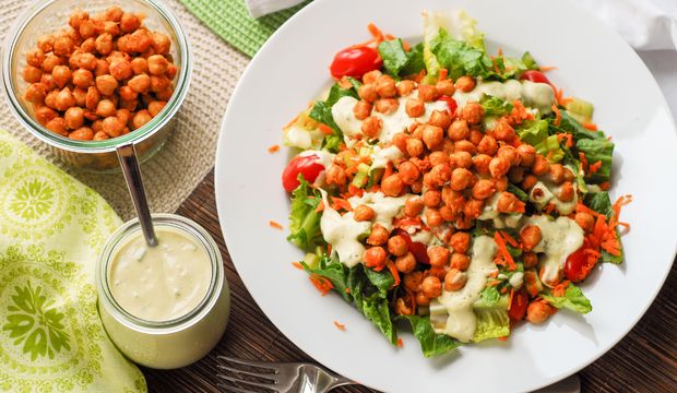 Nohutlu avokado salatası