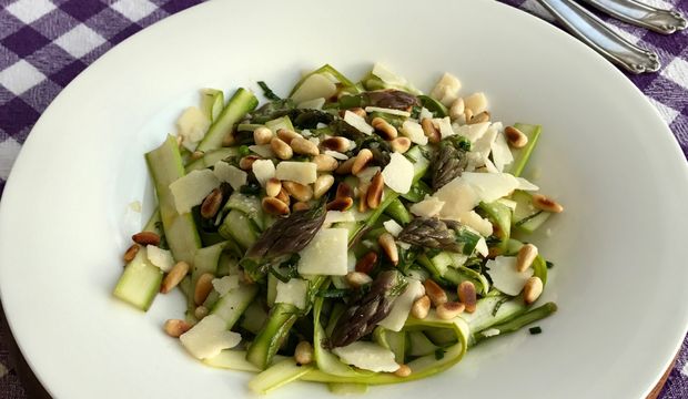 Fıstıklı kuşkonmaz salatası nasıl yapılır?
