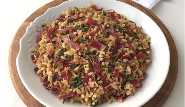 Taze otlu tel şehriyeli pastırmalı bulgur pilavı tarifi