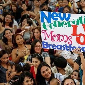 Annenin bebeğini toplum içinde emzirmesi ayıp değil