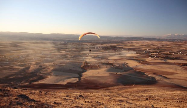 Çocuklarıyla uçmak isteyen kadın
