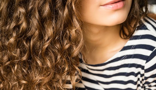 Kıvırcık saçlara kışın nasıl bakılır?