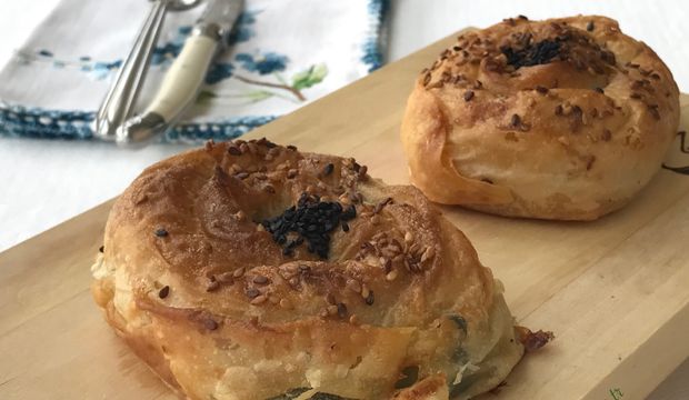 Ispanaklı peynirli gül böreği nasıl yapılır?