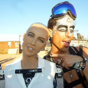 Üst kat komşum Arap robot Sophia