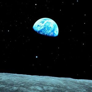 Evrende küçücük nokta insan