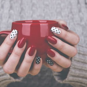 Bakımlı ellerin sırrı akrilik tırnak