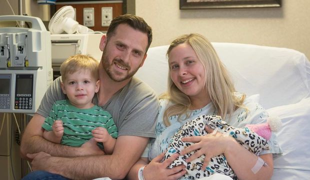 Bebeğine veda eden kadın