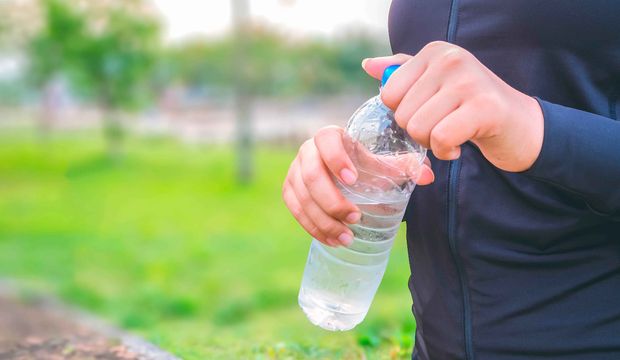 Pet şişedeki suda plastik çıktı